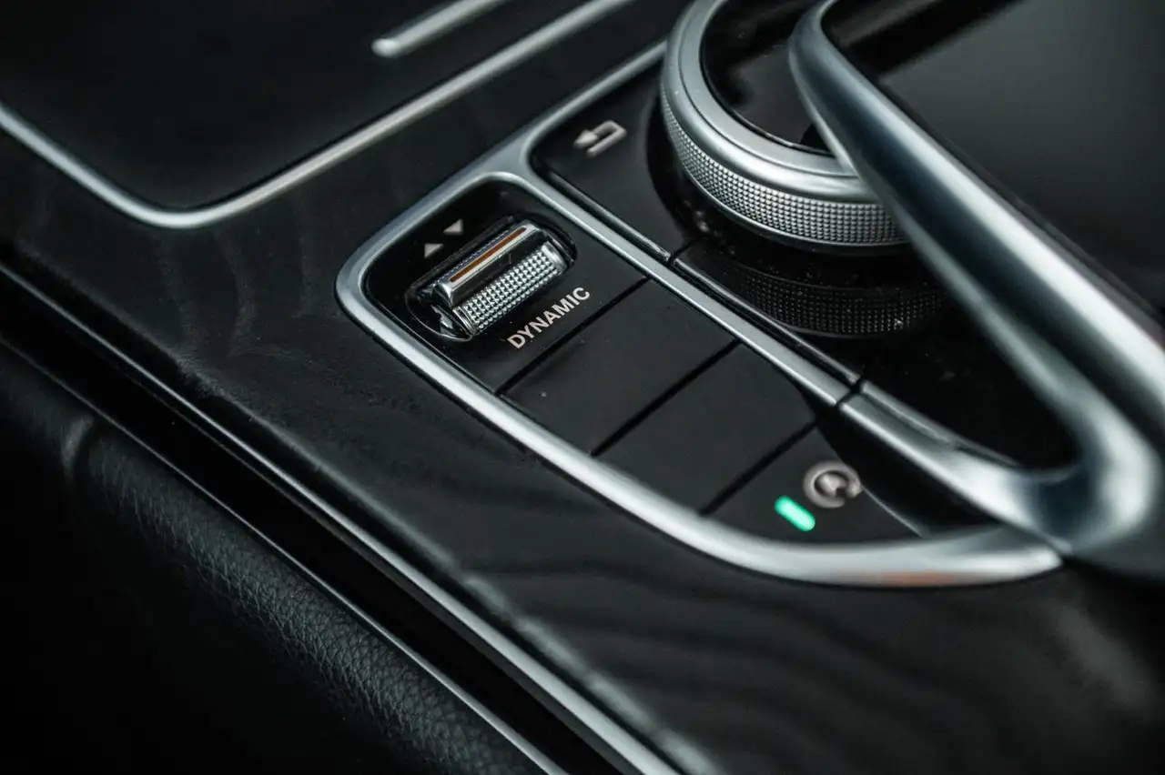Mercedes-Benz C-Class снимка Mercedes-Benz C-Class
