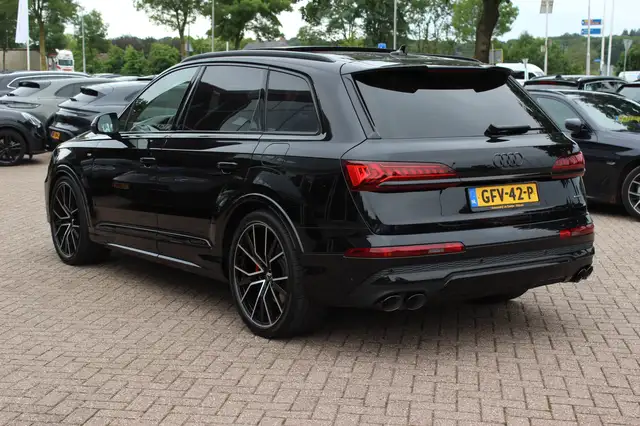 Audi Q7 view 3