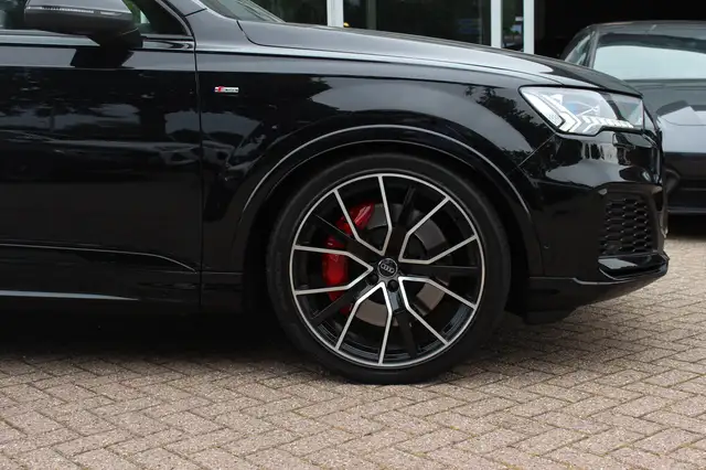 Audi Q7 view 14