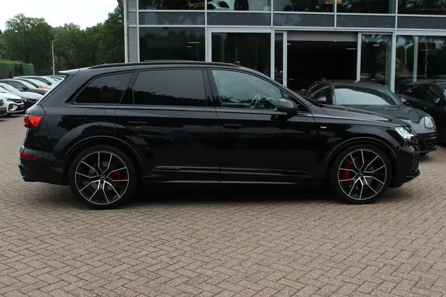Audi Q7 view 5