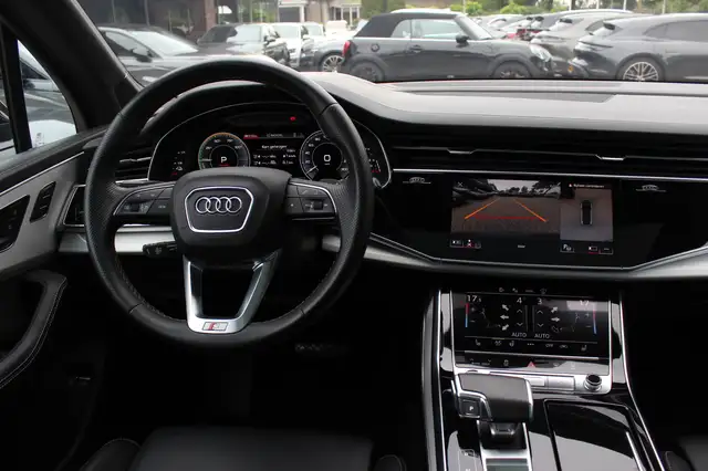 Audi Q7 view 9