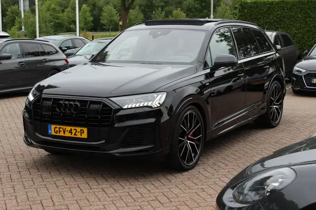 Audi Q7 view 6