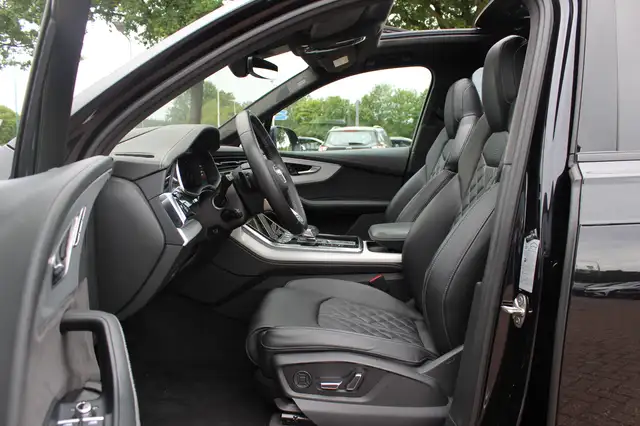 Audi Q7 view 10