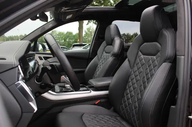 Audi Q7 view 4
