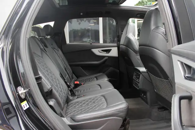 Audi Q7 view 12