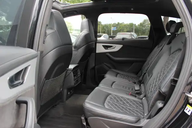 Audi Q7 view 11