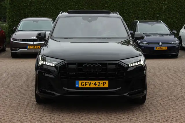 Audi Q7 view 8
