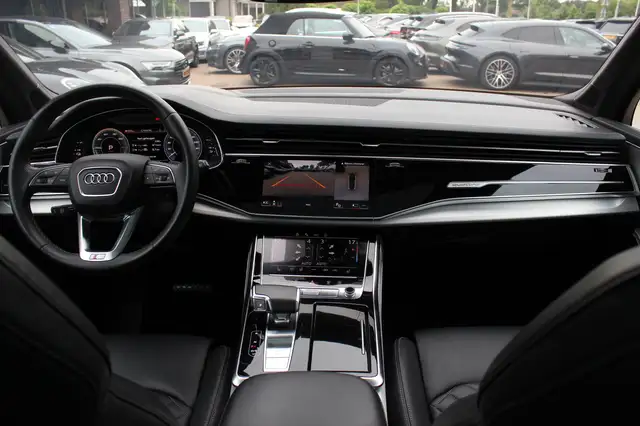 Audi Q7 view 2