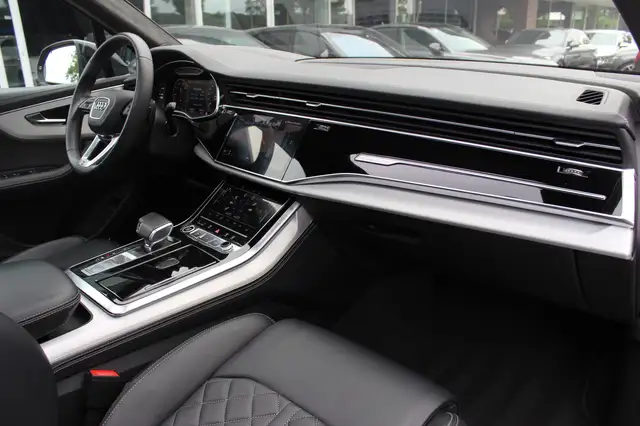 Audi Q7 view 13