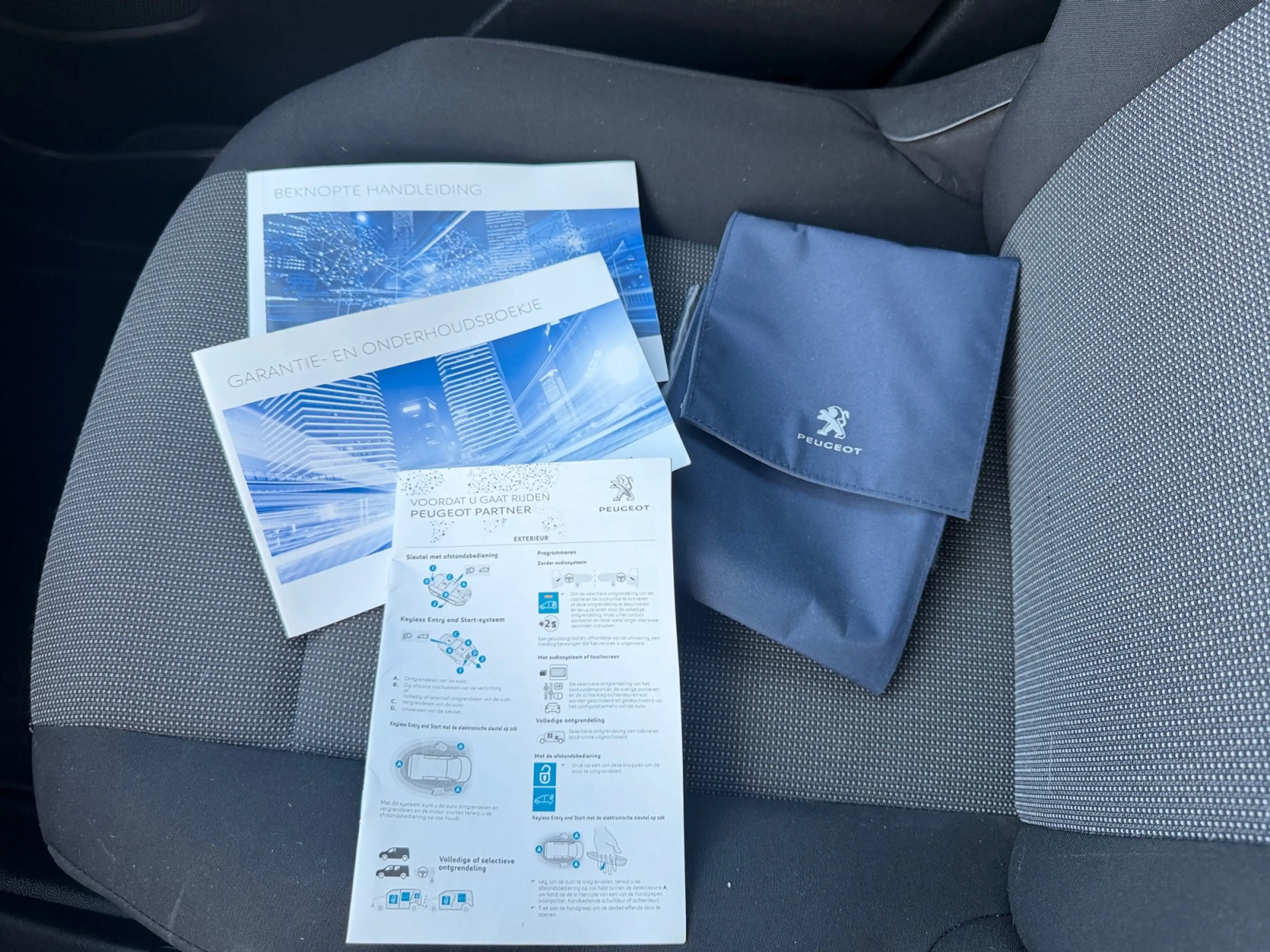Peugeot Partner 1.6 BlueHDI Premium- Carplay, Android Auto, Park A — photo 15