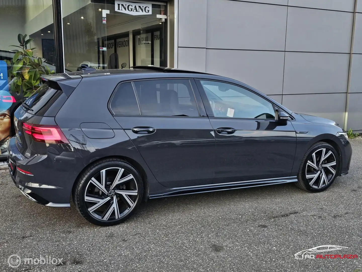 Volkswagen Golf 1.5 eTSI R-Line Panorama/HUD/Harman Kardon/Keyless Grijs - 2