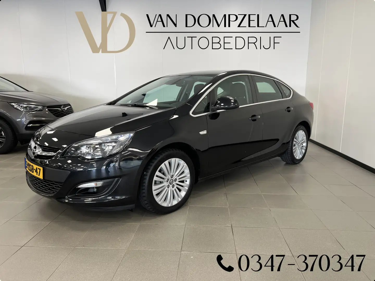 Opel Astra 1.4 T 140PK / SEDAN UITV. / COSMO / NAVI / BOVAG / Negro - 1