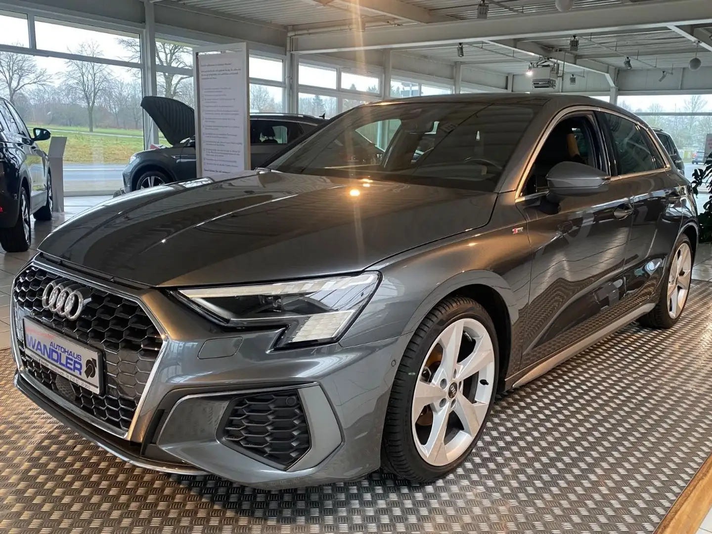Audi A3 Sportback 35 TFSI S line, DSG,Matrix, Panoram Grijs - 1
