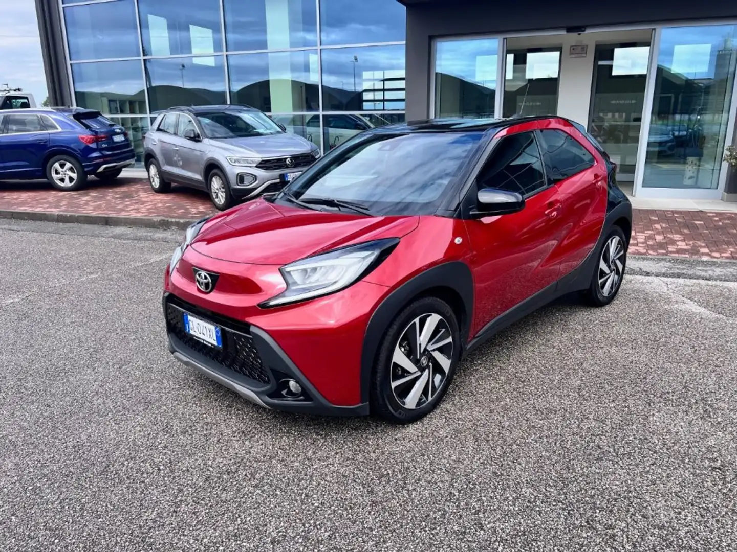 Toyota Aygo X 1.0 VVT-i 72 CV 5 porte Lounge Air Červená - 1