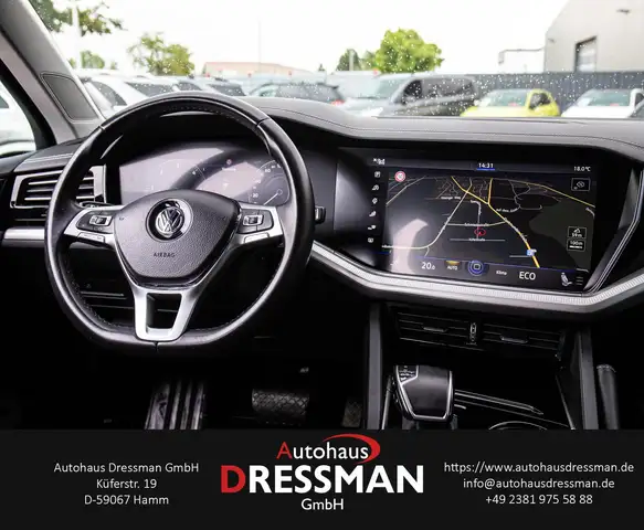 Volkswagen Touareg view 14