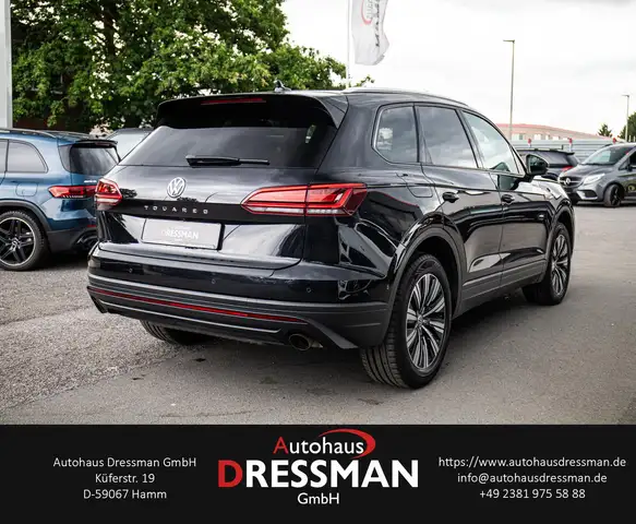 Volkswagen Touareg view 4