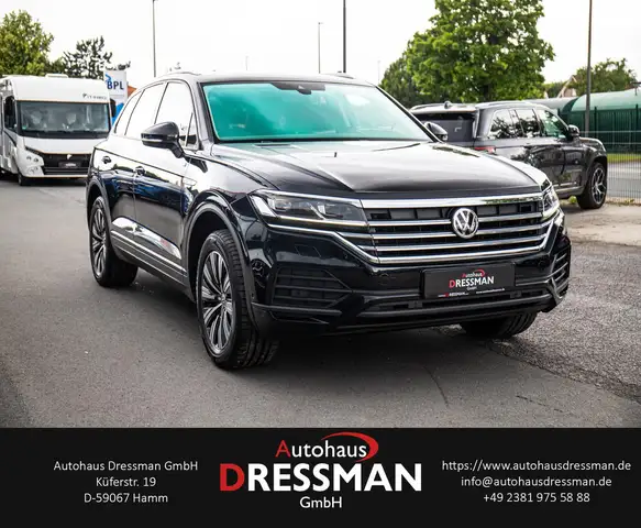 Volkswagen Touareg view 3