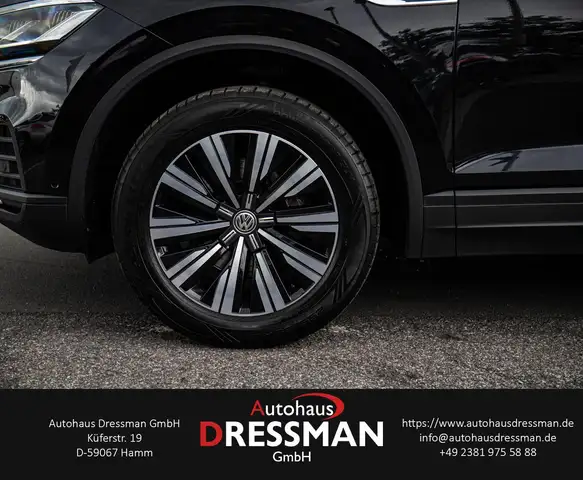 Volkswagen Touareg view 8