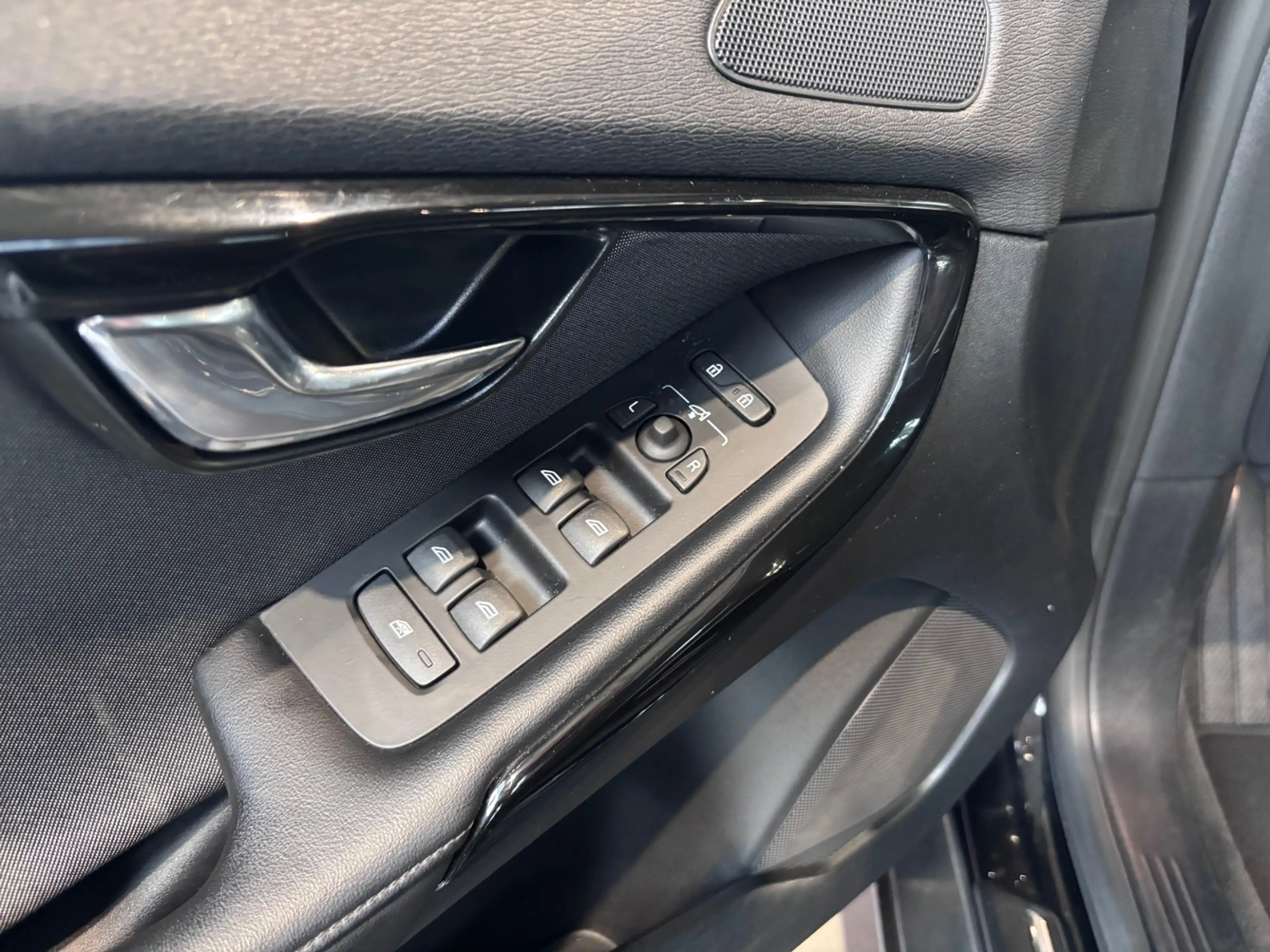 Volvo V40 Cross Country Momentum LED NAVI ALU — photo 10
