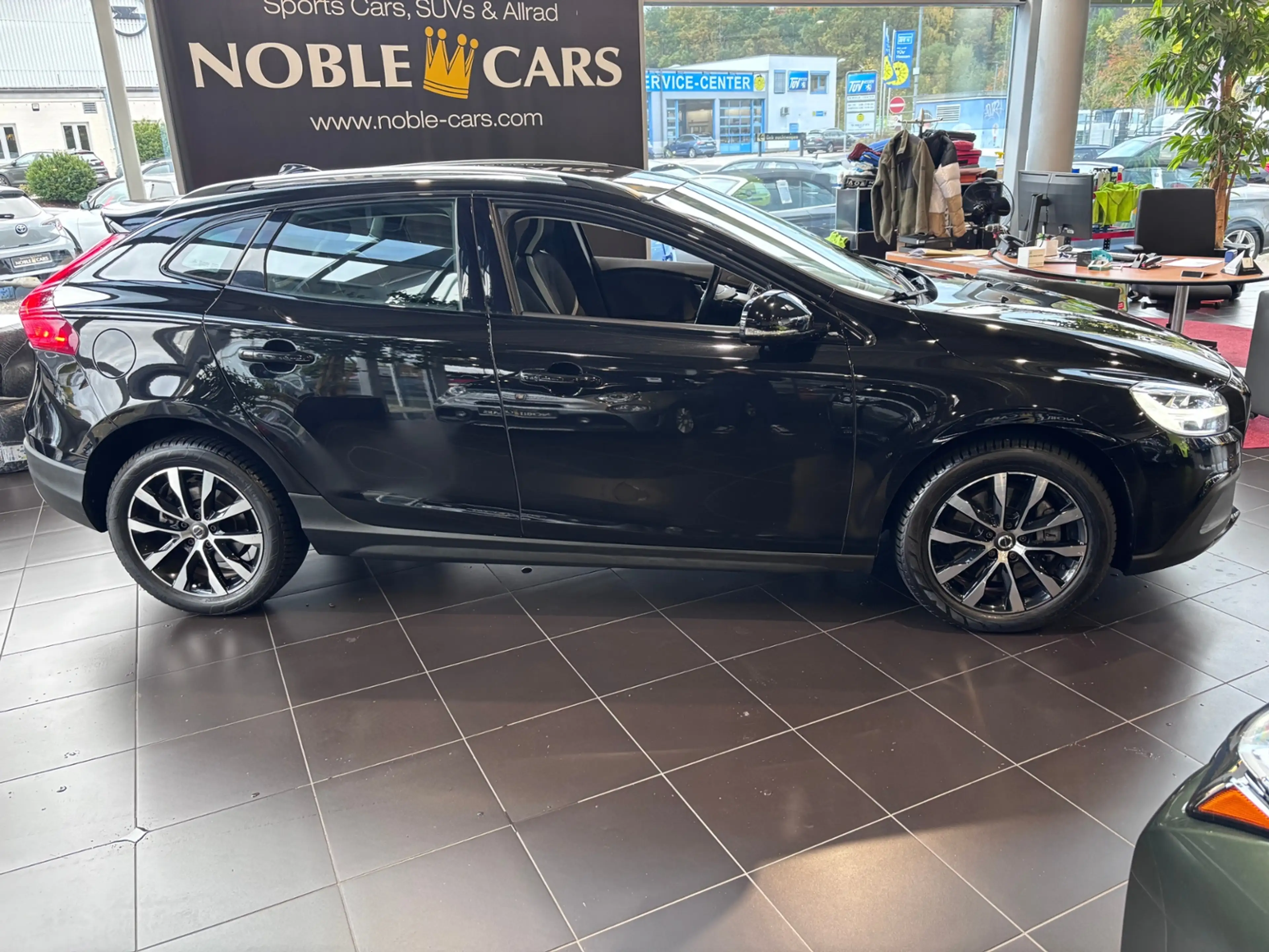 Volvo V40 Cross Country Momentum LED NAVI ALU — photo 8
