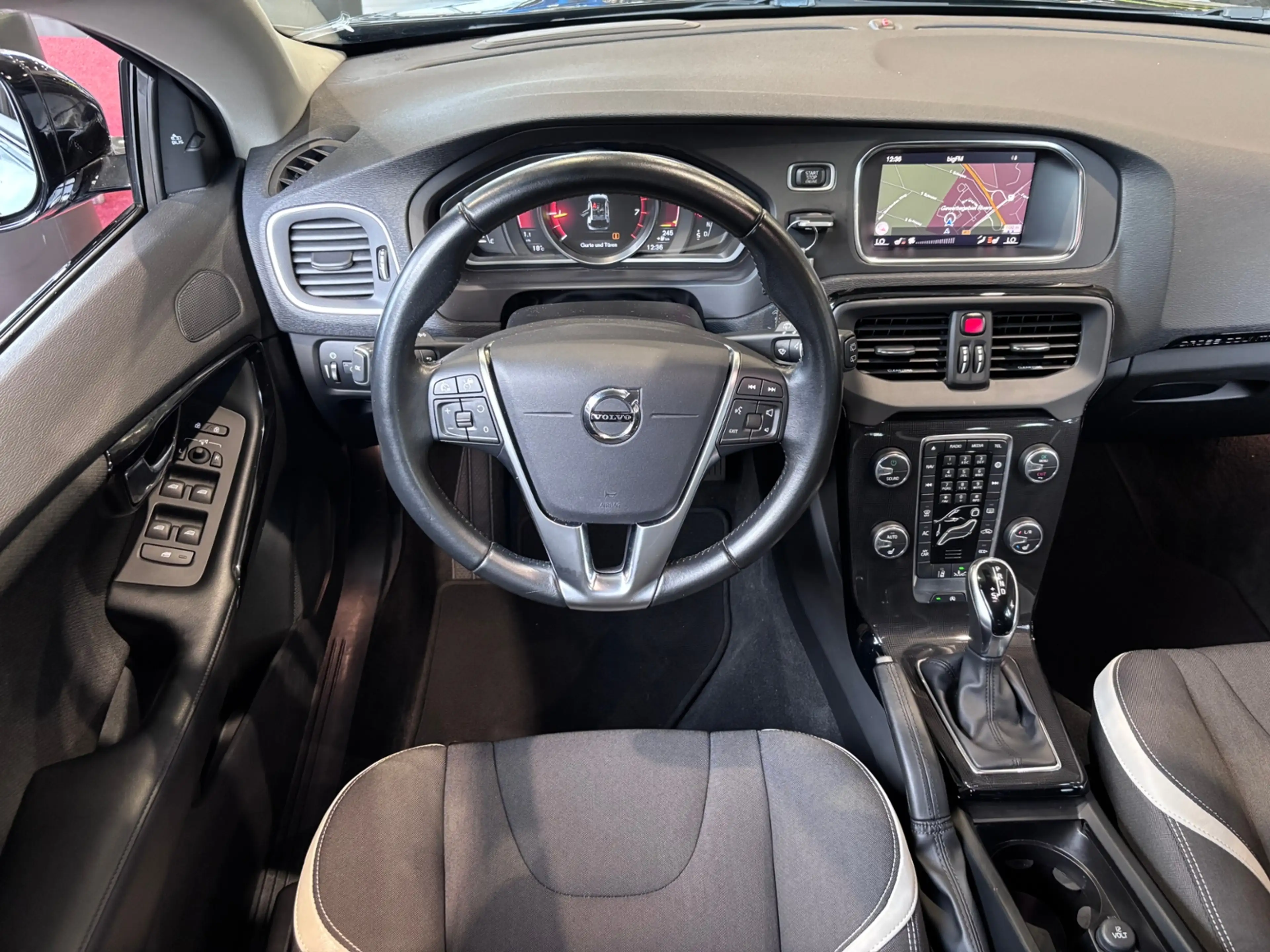 Volvo V40 Cross Country Momentum LED NAVI ALU — photo 13