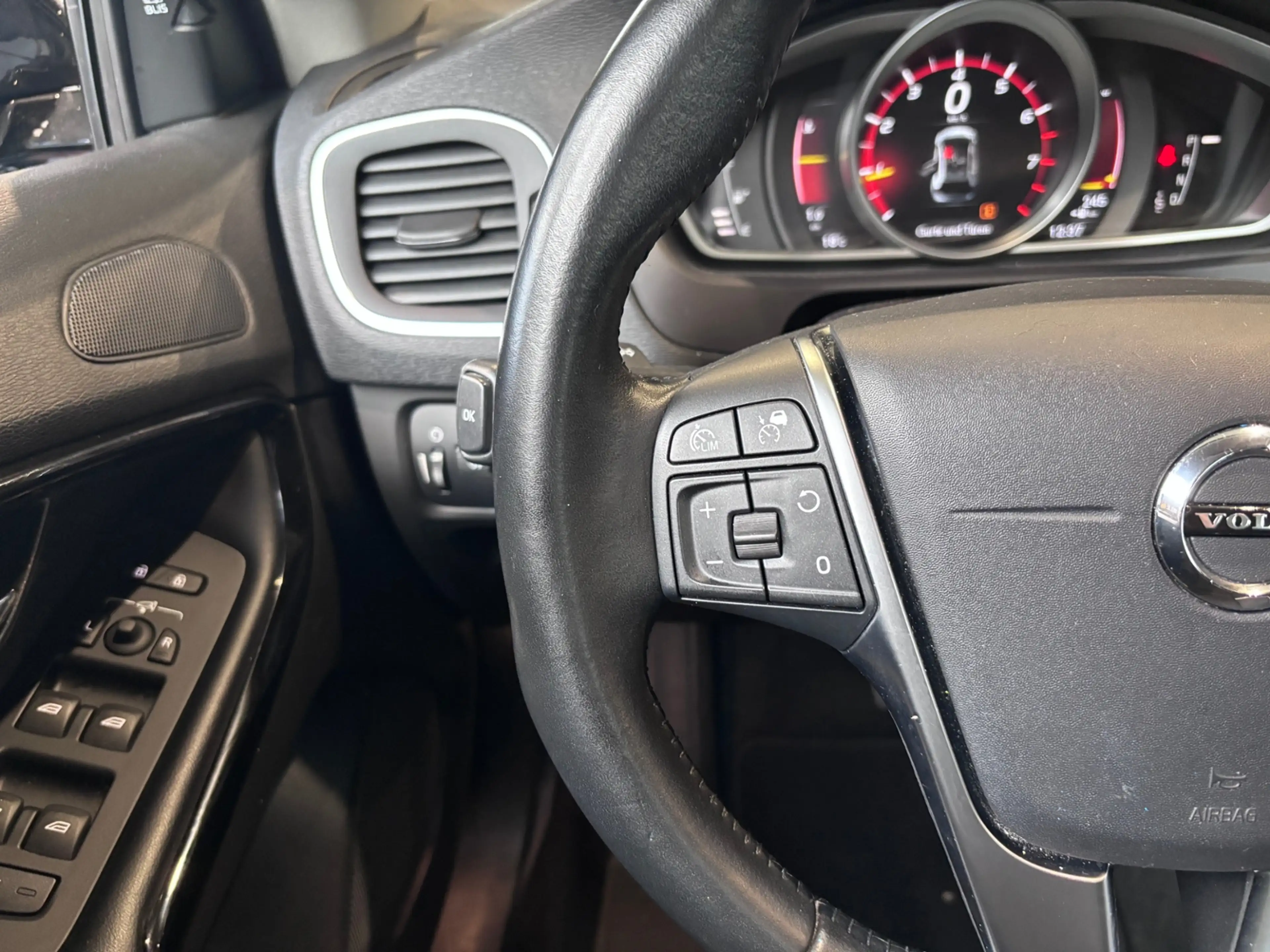 Volvo V40 Cross Country Momentum LED NAVI ALU — photo 14