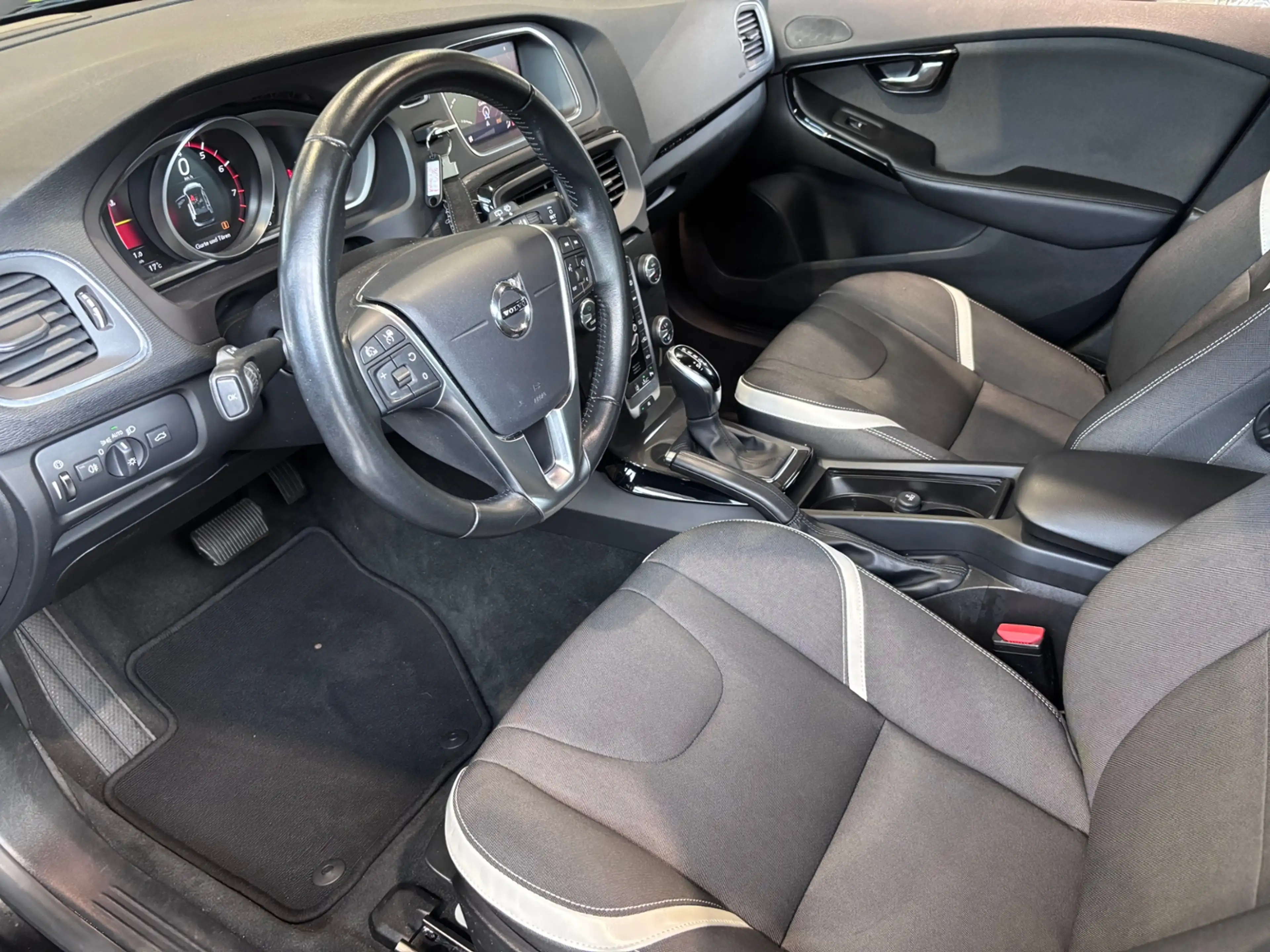 Volvo V40 Cross Country Momentum LED NAVI ALU — photo 9