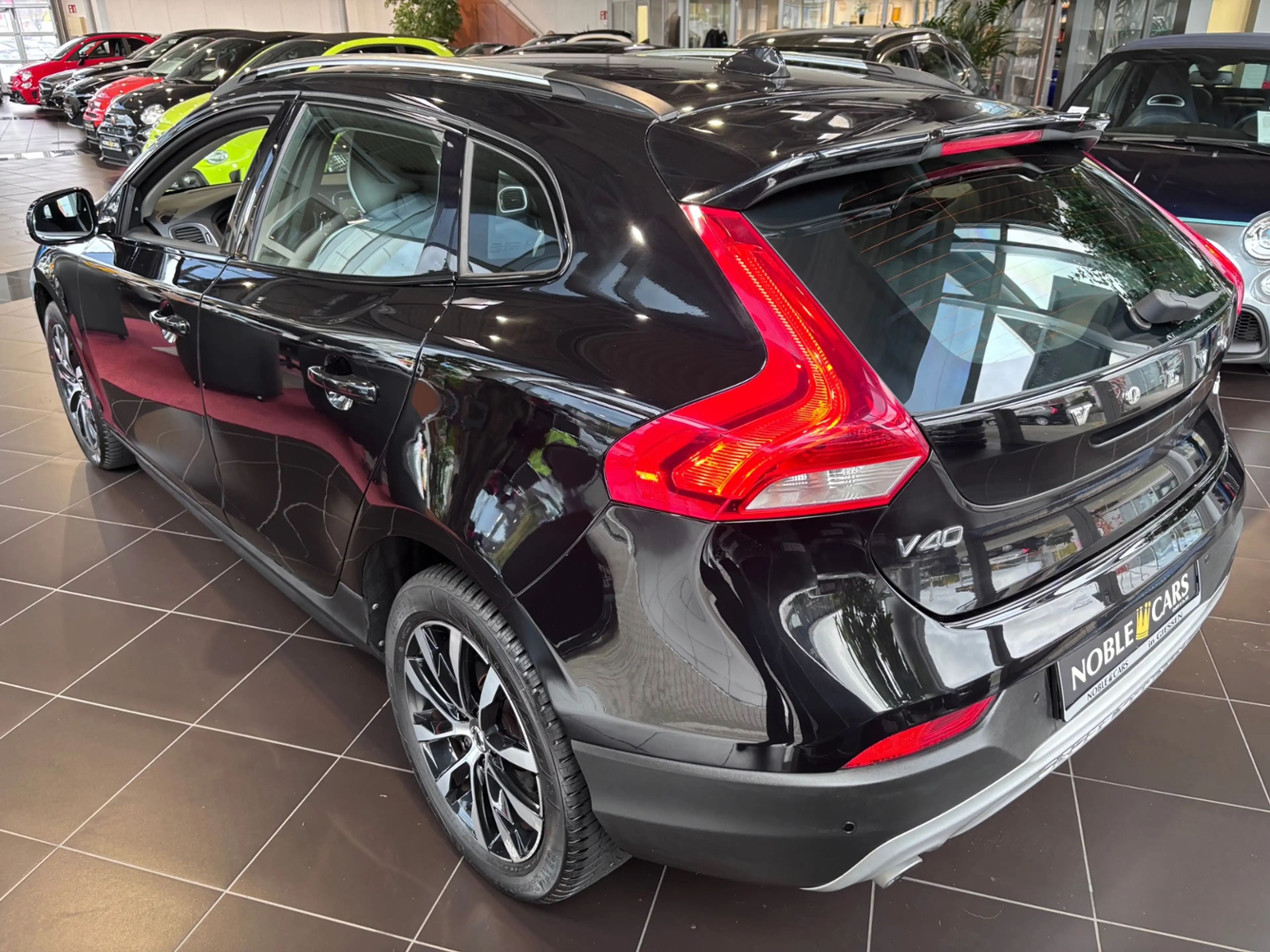 Volvo V40 Cross Country Momentum LED NAVI ALU — photo 5