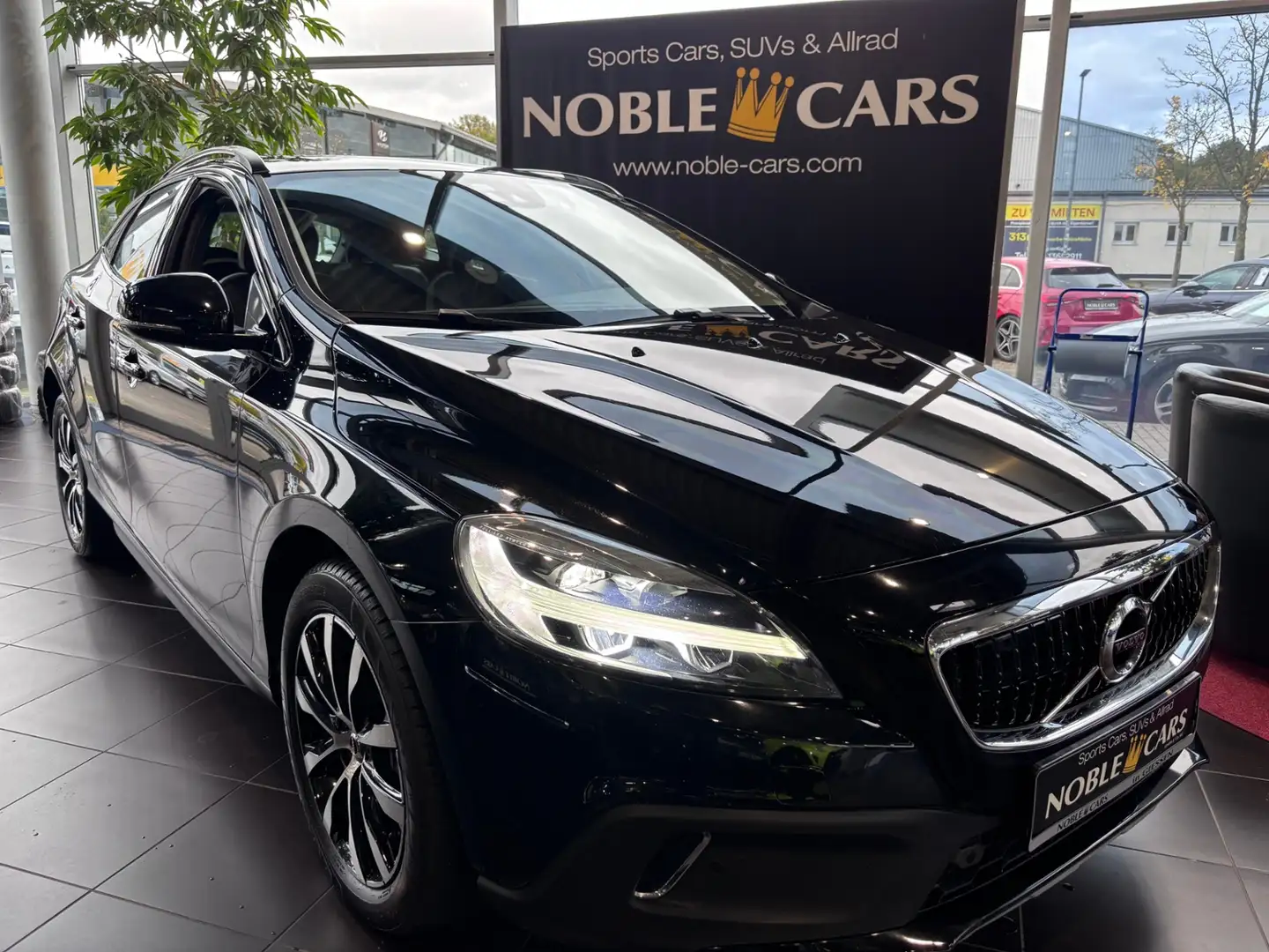Volvo V40 Cross Country Momentum LED NAVI ALU Schwarz - 1