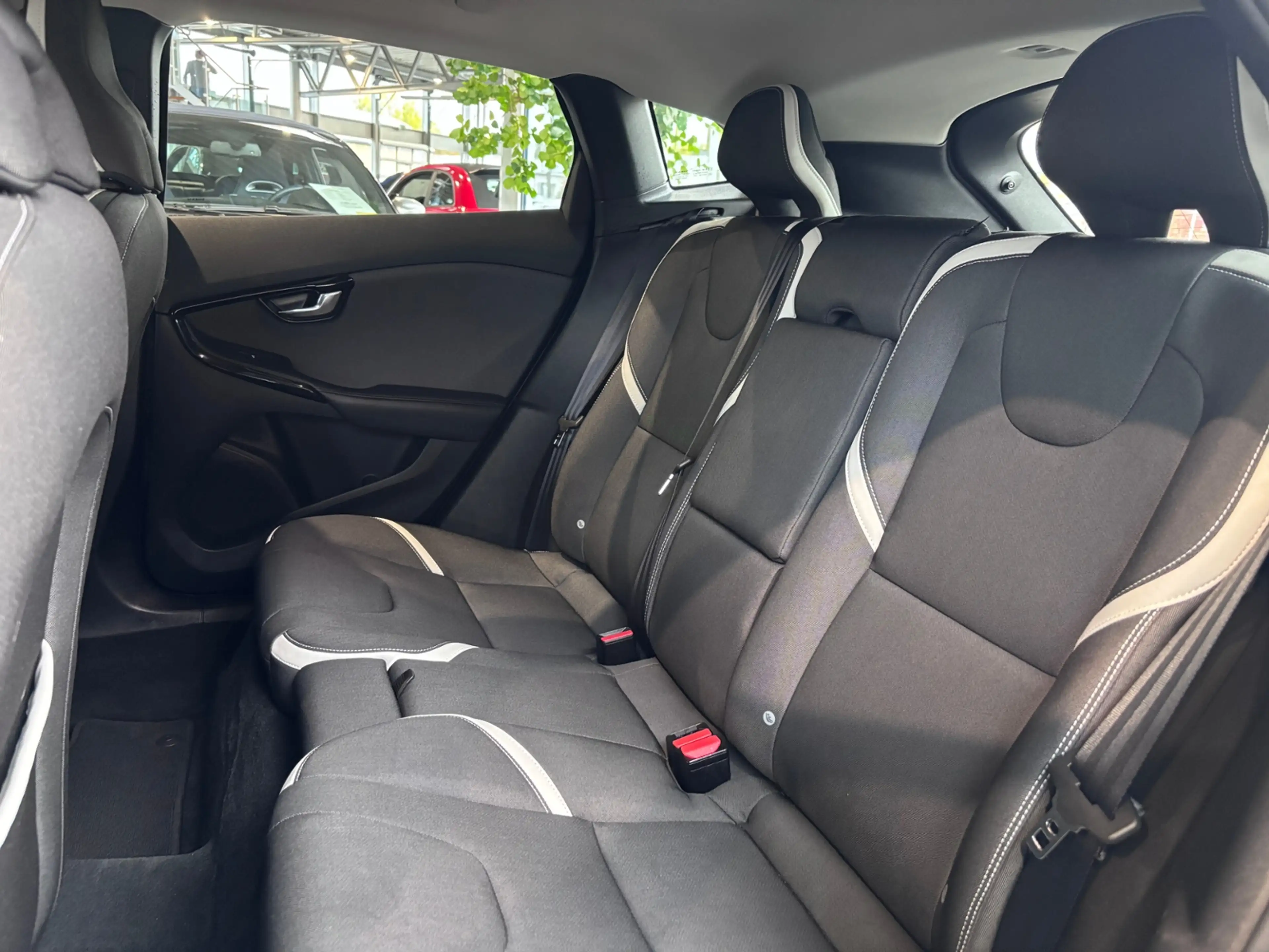 Volvo V40 Cross Country Momentum LED NAVI ALU — photo 12