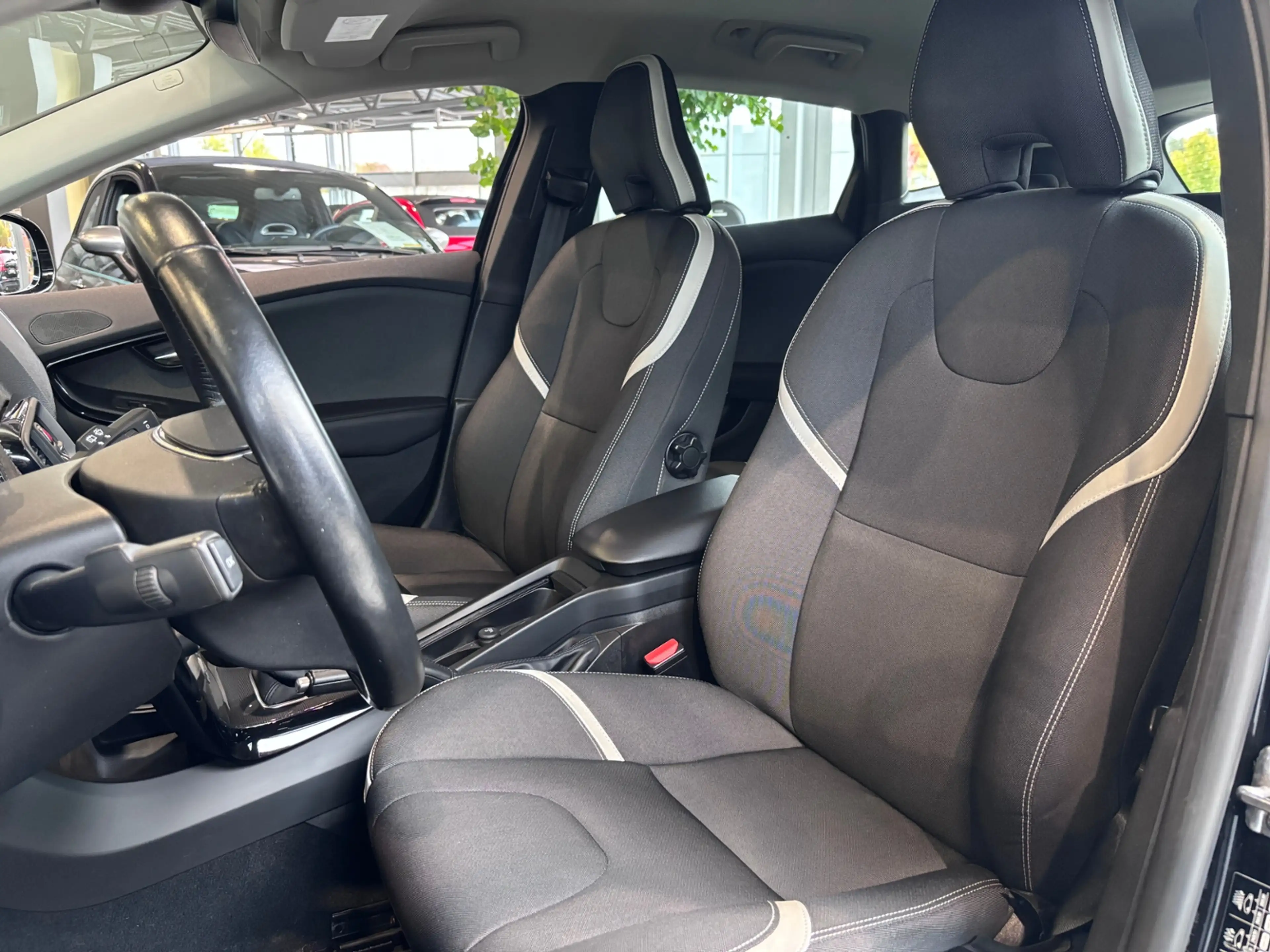 Volvo V40 Cross Country Momentum LED NAVI ALU — photo 11