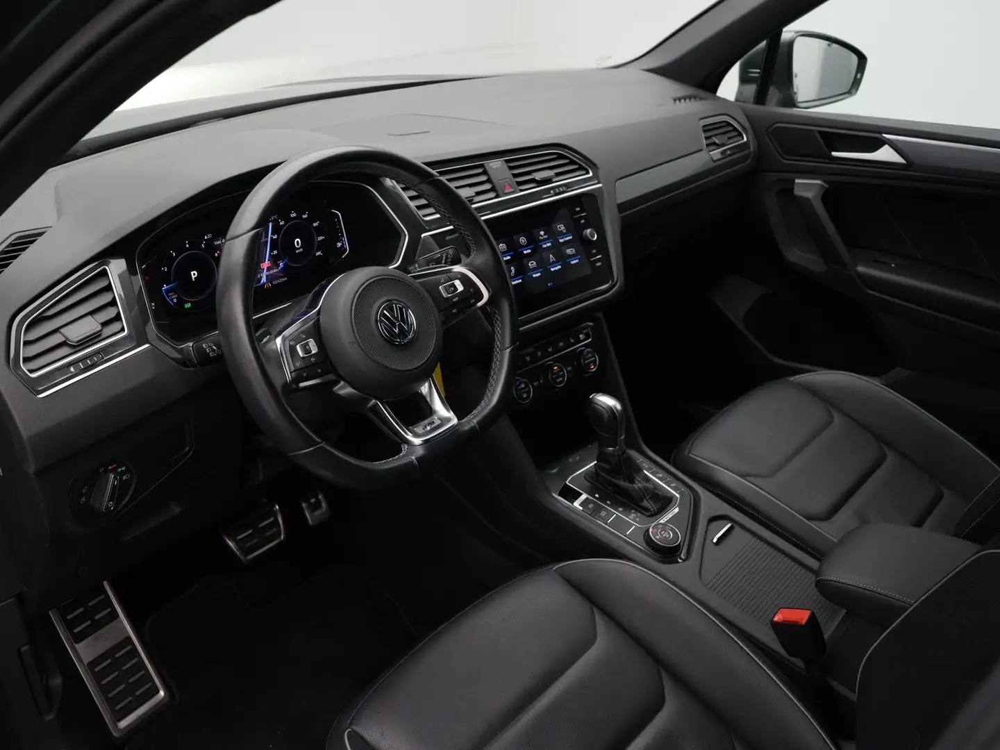 Volkswagen Tiguan 2.0 TSI 190 pk DSG 4Motion Highline Business R / R Grijs - 2