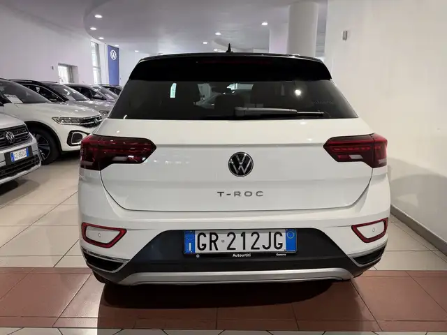 Volkswagen T-Roc view 4