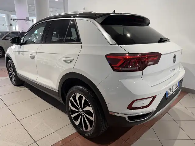 Volkswagen T-Roc view 3