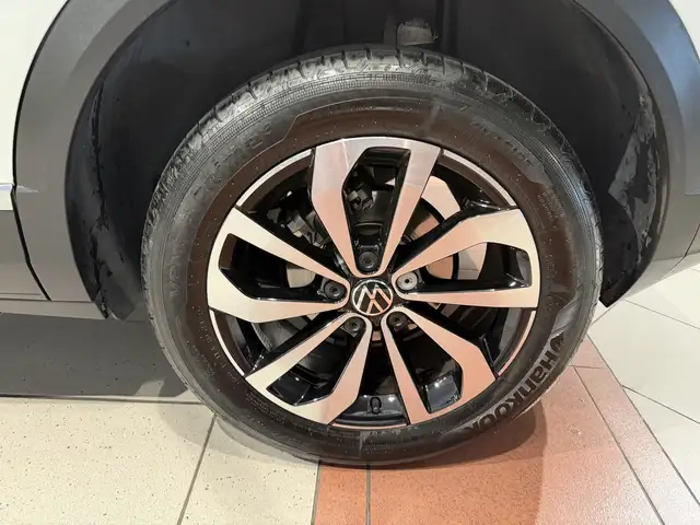 Volkswagen T-Roc view 14