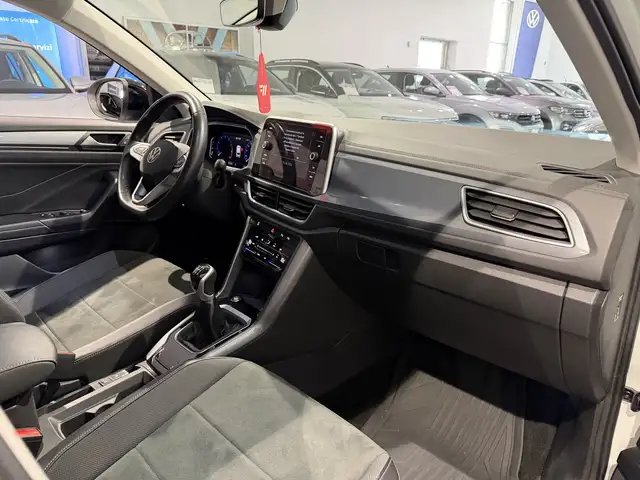 Volkswagen T-Roc view 10