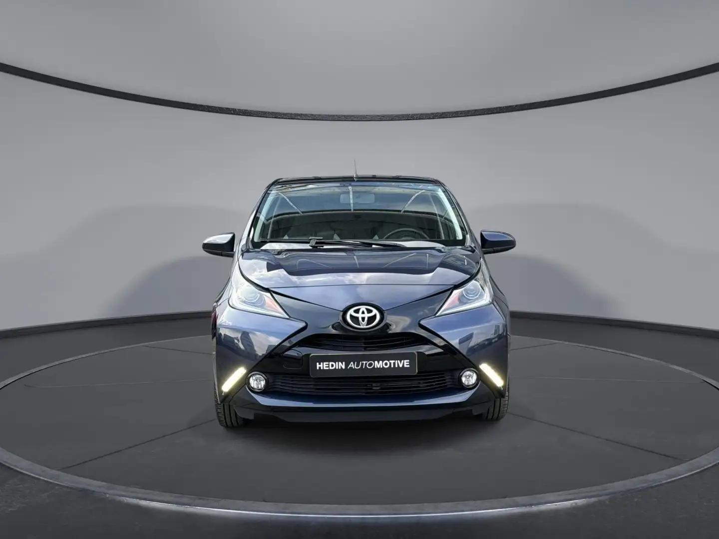 Toyota Aygo 1.0 VVT-i x-play | Navi | Climate control | Achter Blauw - 2