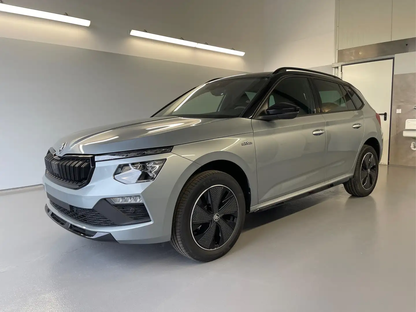 Skoda Kamiq Monte Carlo 115PS DSG AHK+Navi+Matrix+GV5+Pano+... Silber - 1