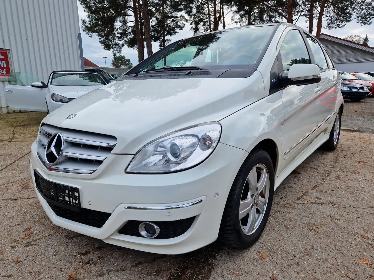 Mercedes-Benz B 180 NAVi PDC + EiNPARKASSiSTENT 102TKM Blanc - 1