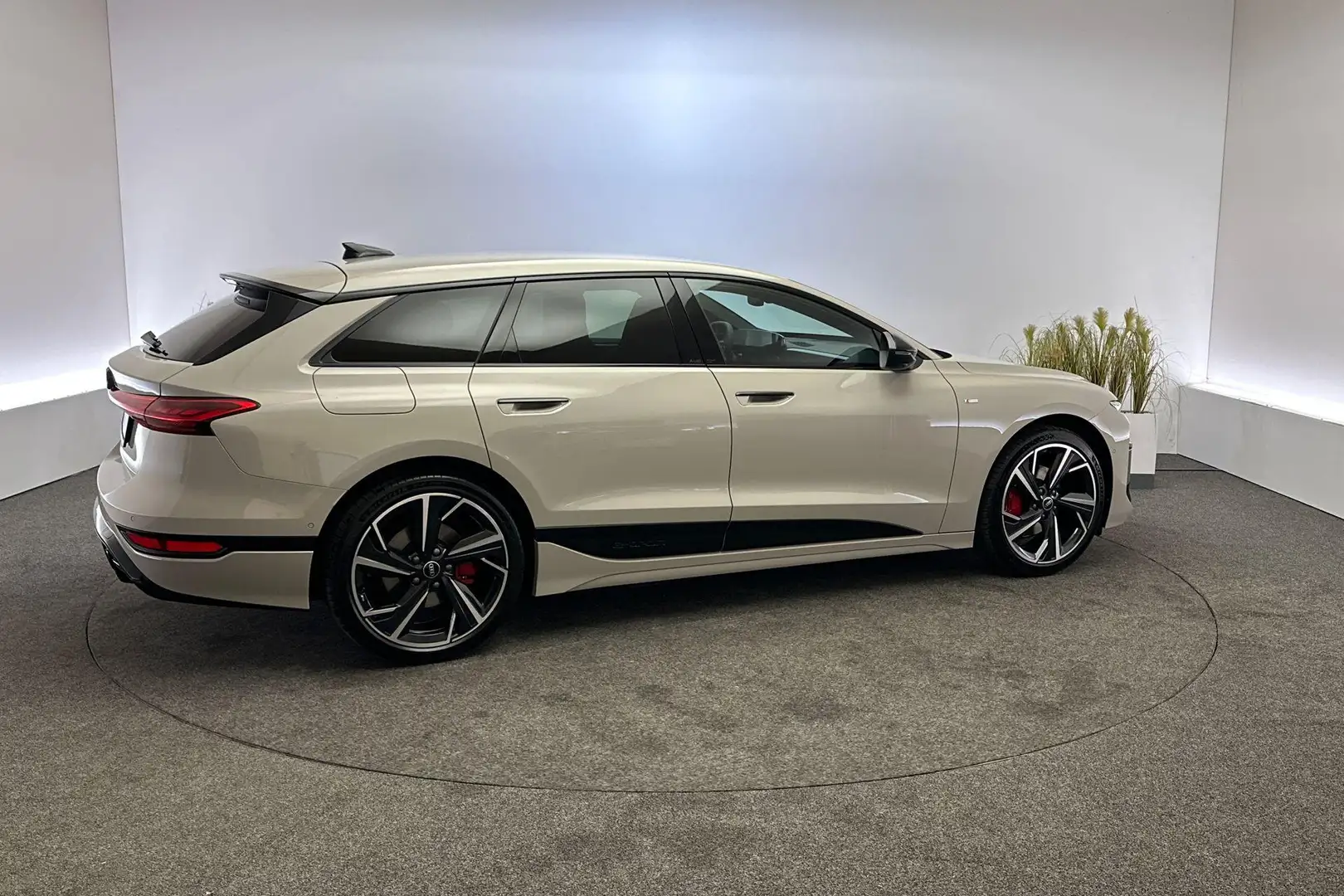 Audi A6 E-tron Avant S edition 83KWh Beige - 2