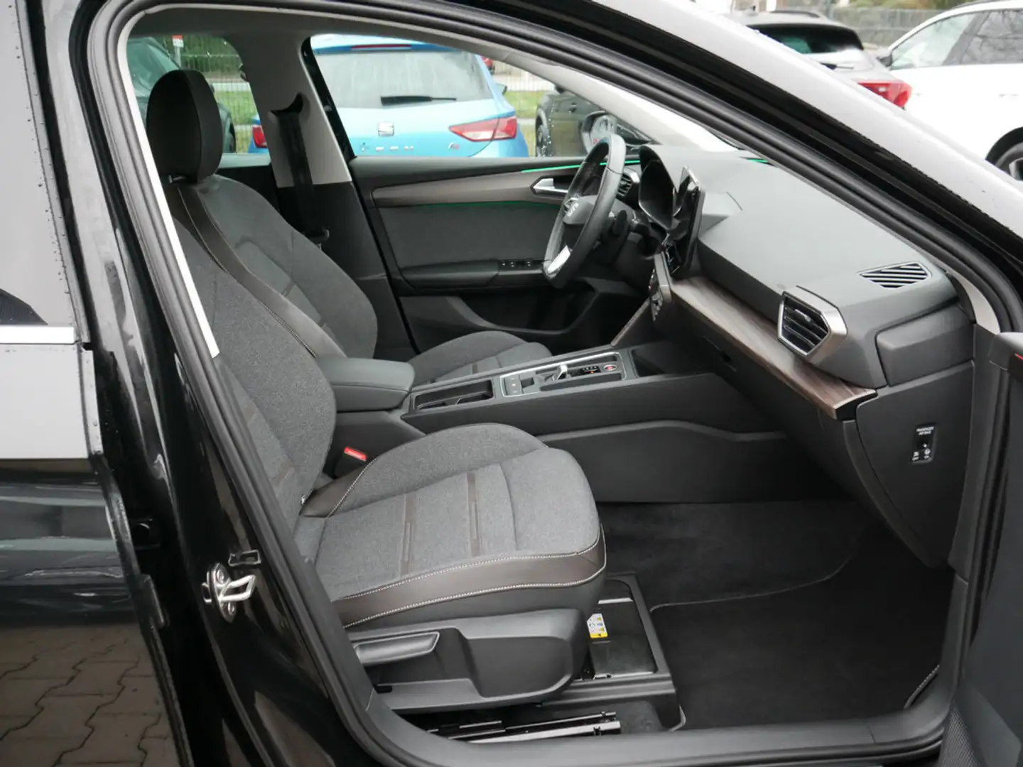 SEAT Leon 1.5 eTSI Xcellence KAMERA NAVI ACC LED Schwarz - 2