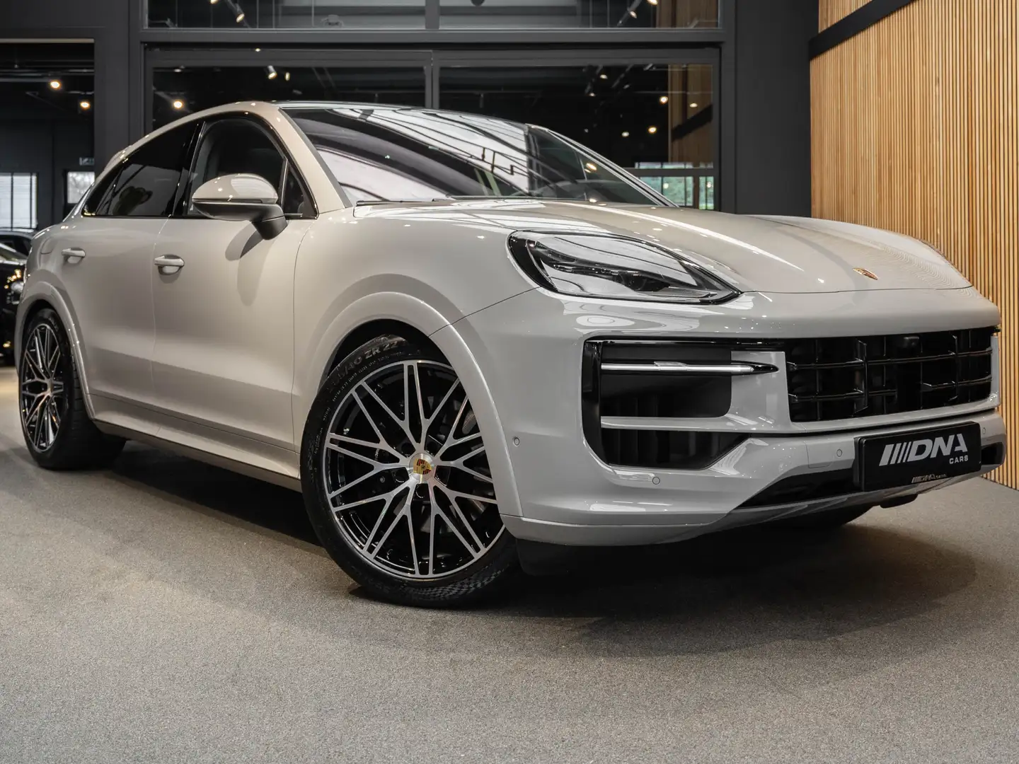 Porsche Cayenne Coupé E-Hybrid Carbon 3.0 E-Hybrid Pano Bose Innod Grau - 1
