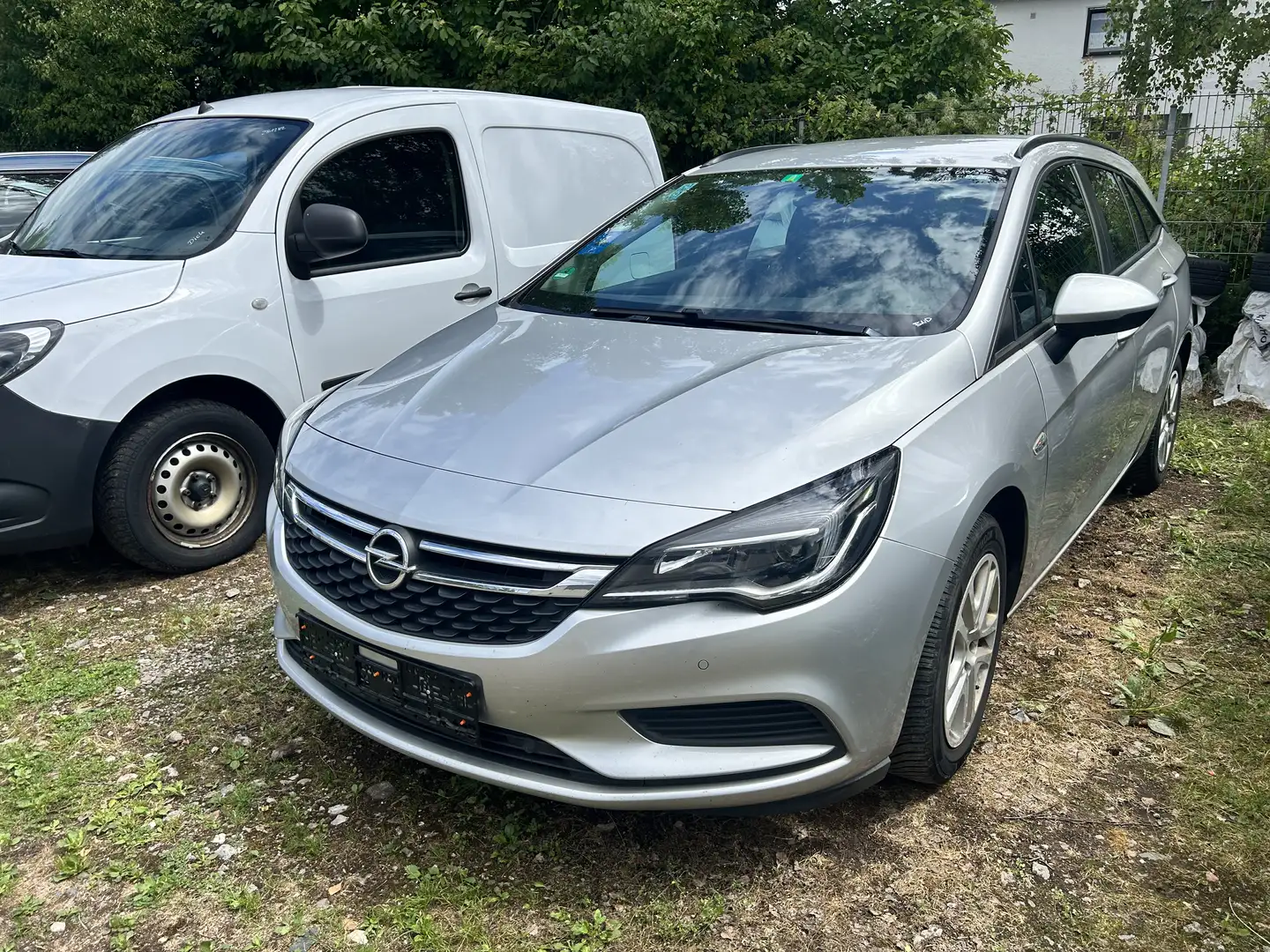 Opel Astra 1.6 TDCi Edition Sports Tourer Start/Stop MwST Plateado - 2