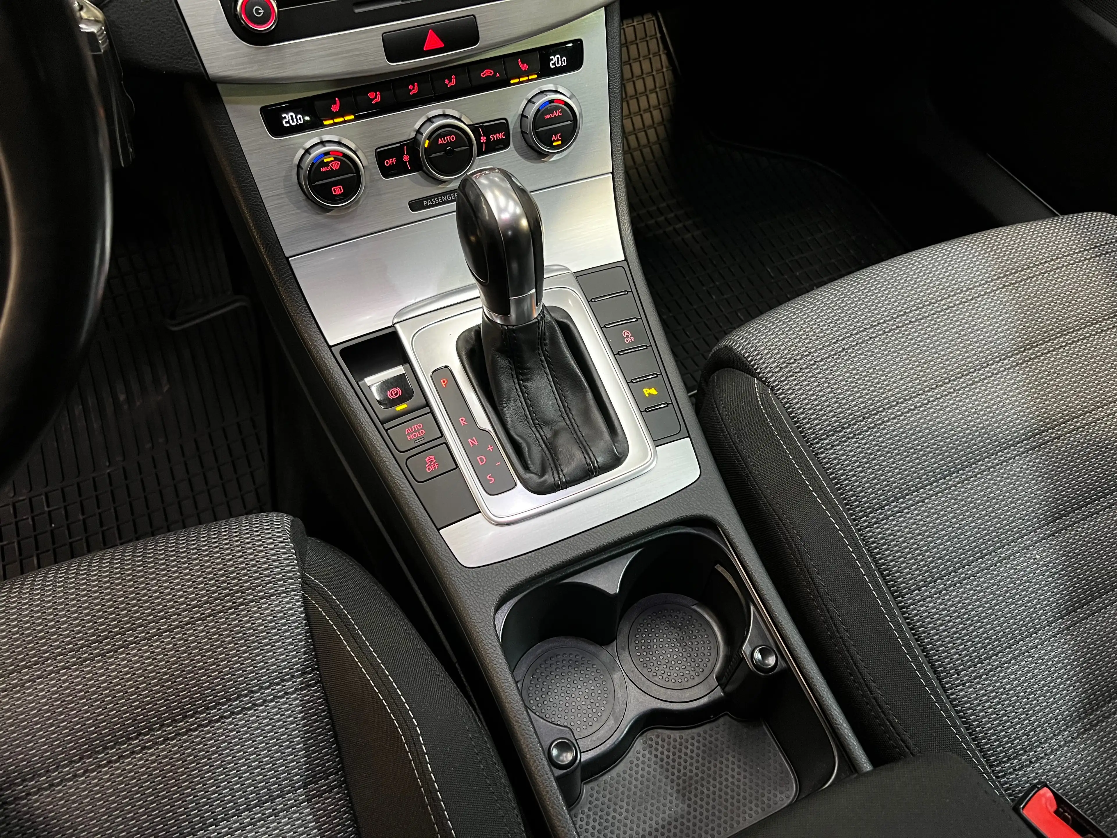 Volkswagen CC Basis BMT DSG*RFK*PDC*SITZHEIZUNG*BI-XENON*NAVI* — photo 15