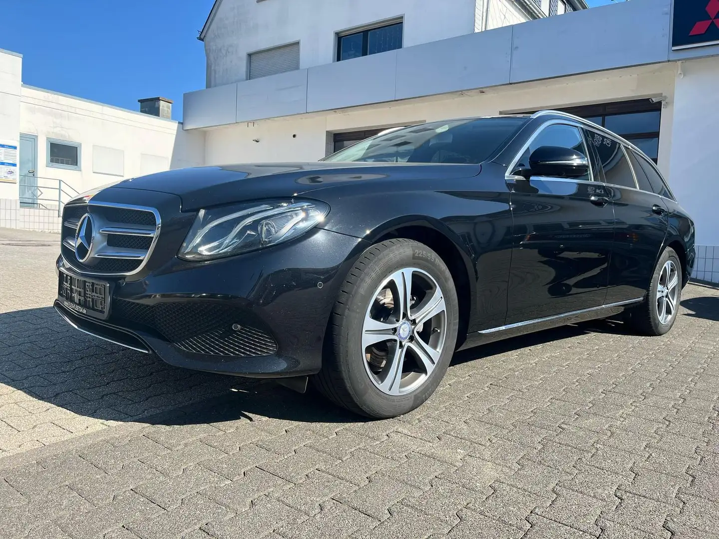 Mercedes-Benz E 220 E 220 d (213.204) 2.0 CDI KAT Metallic Schwarz - 1