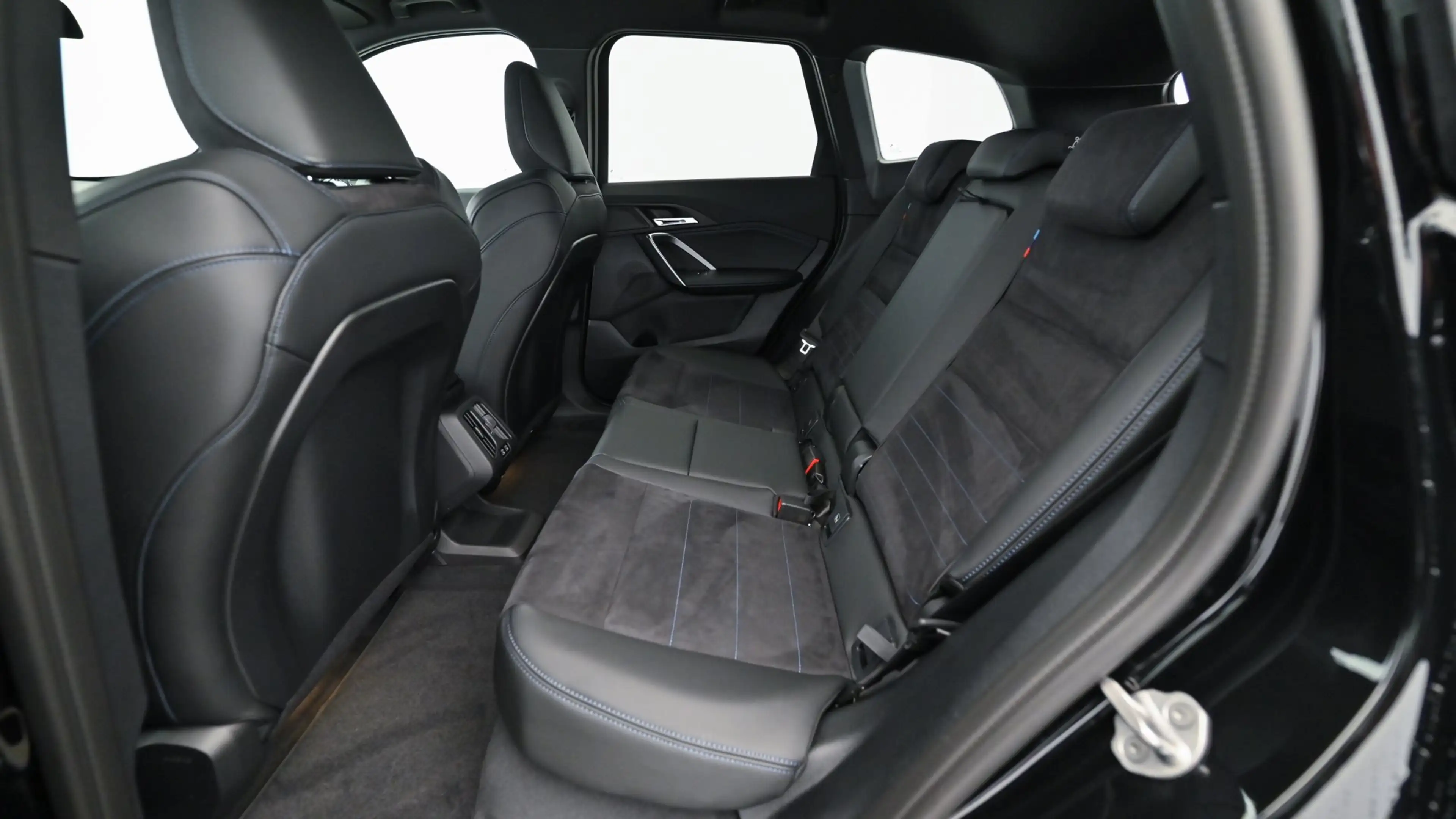 BMW iX1 eDrive20 M-Sportpaket — photo 11