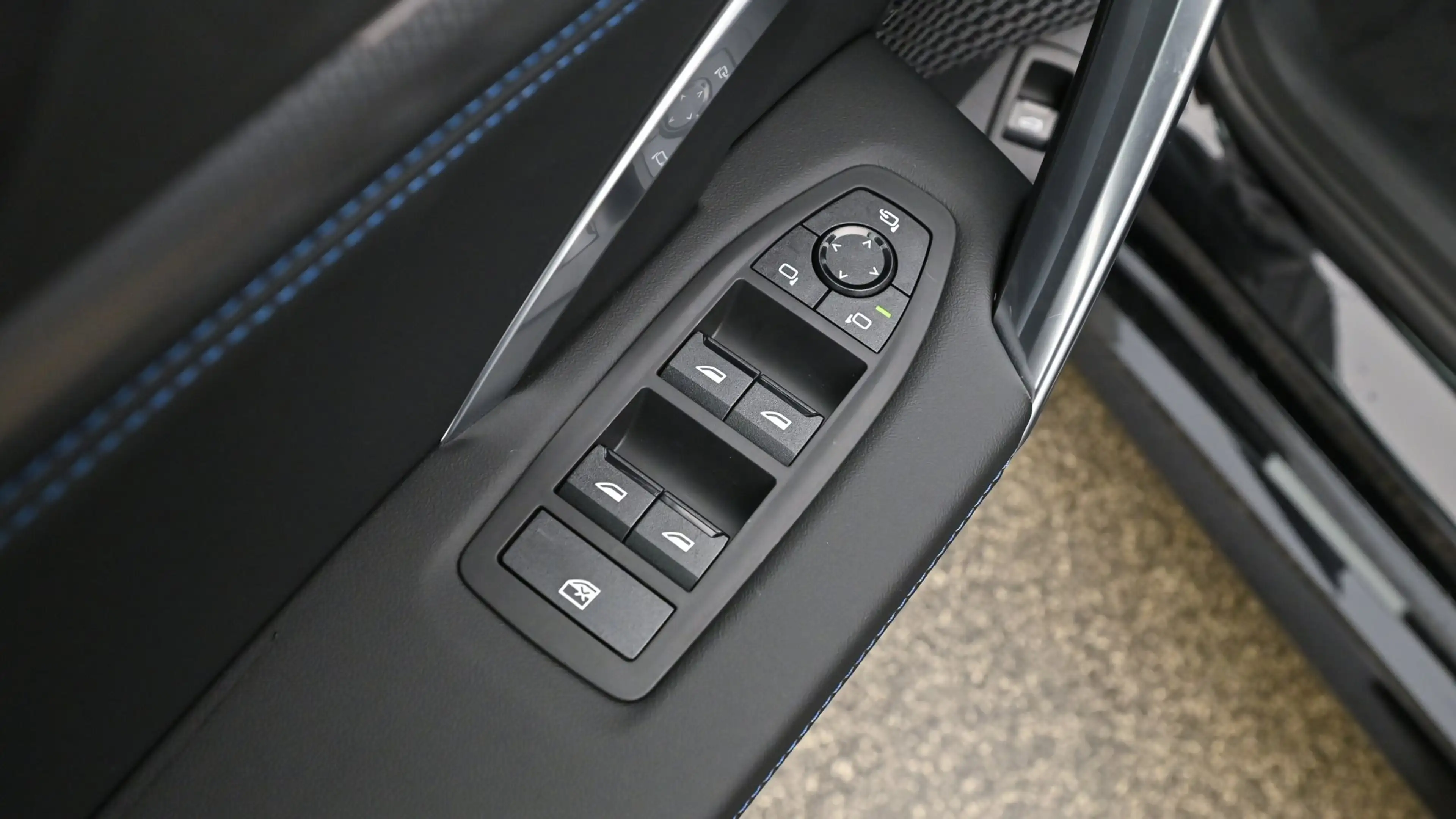 BMW iX1 eDrive20 M-Sportpaket — photo 10