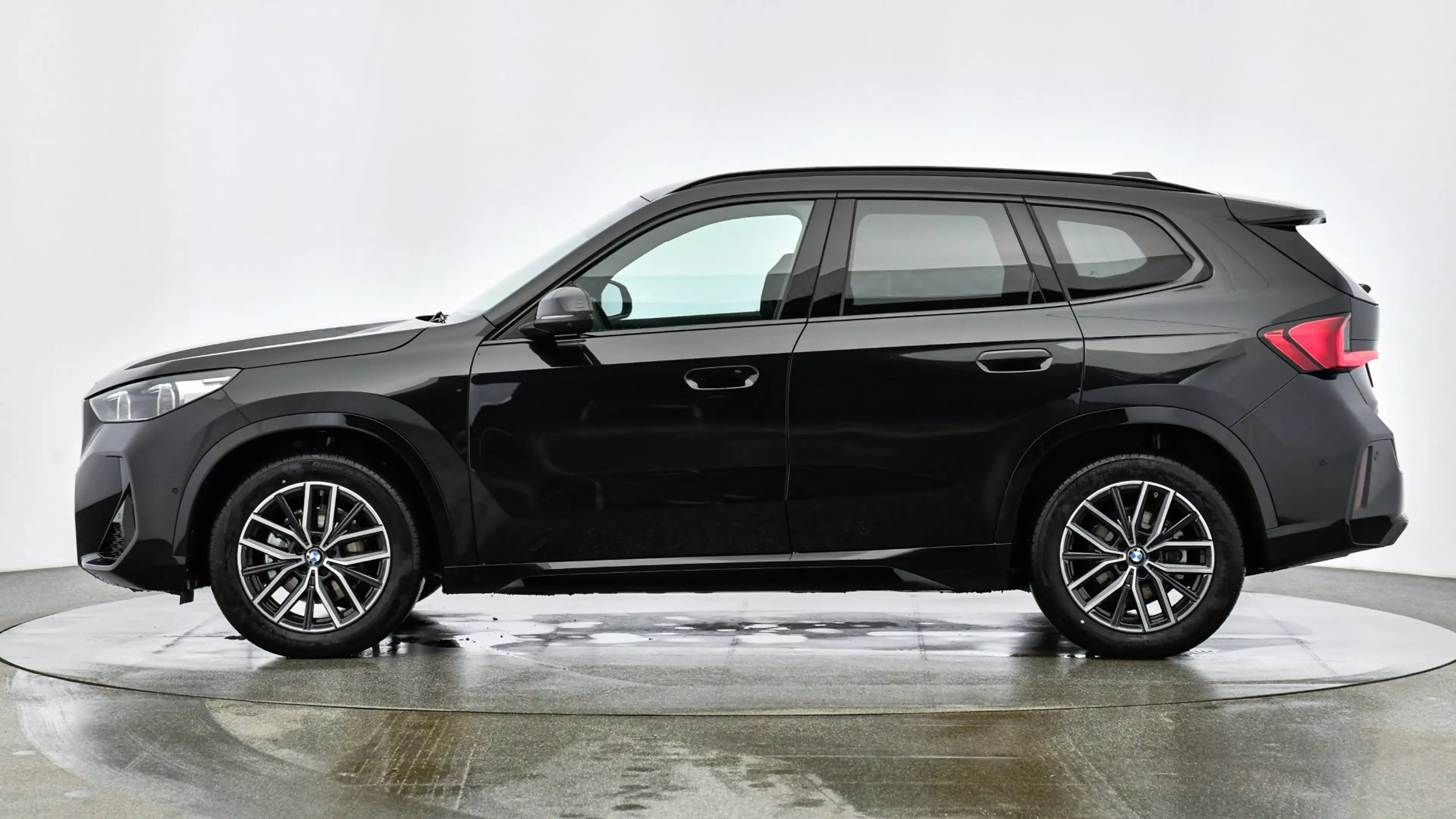BMW iX1 eDrive20 M-Sportpaket — photo 6