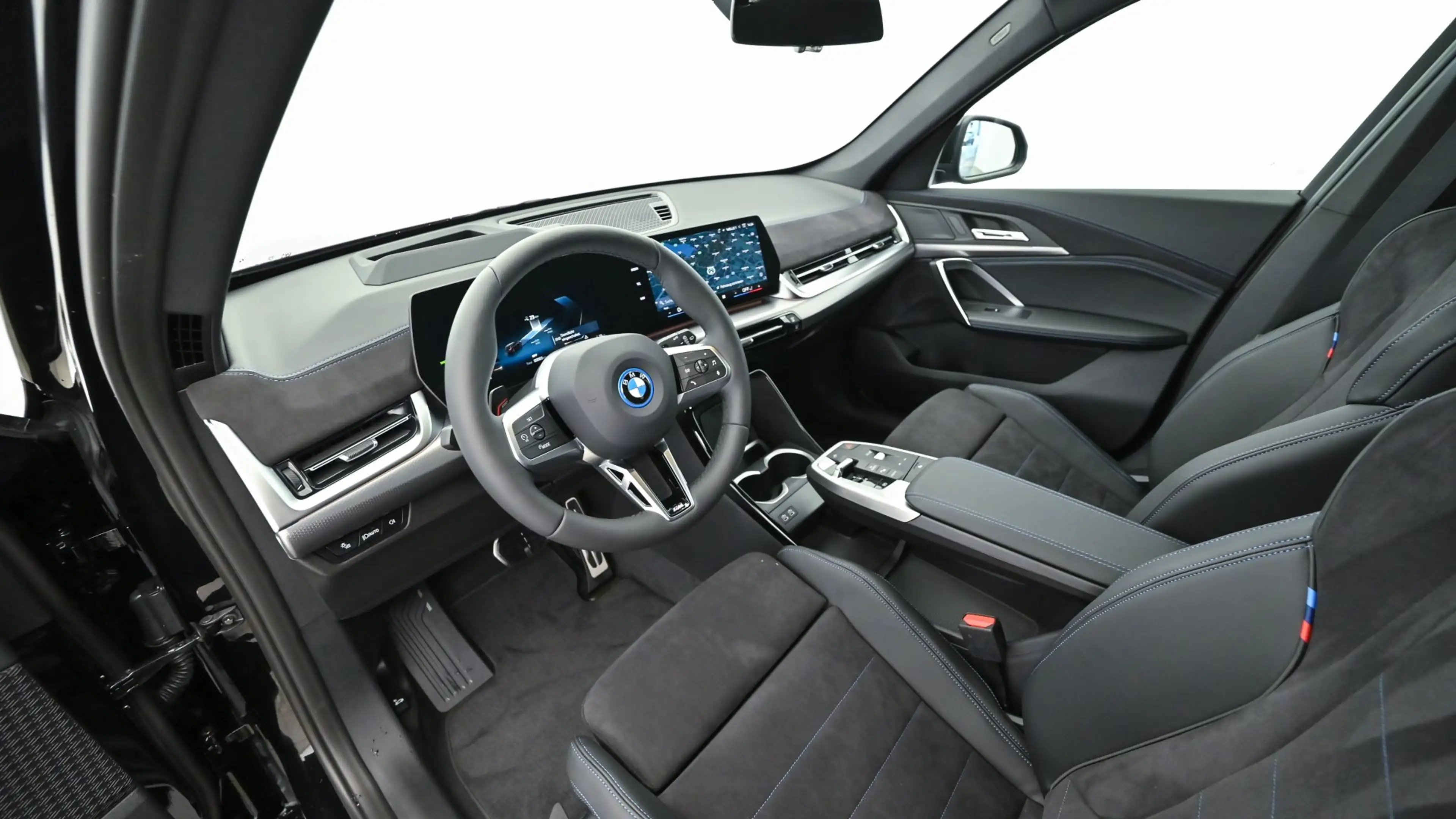 BMW iX1 eDrive20 M-Sportpaket — photo 8