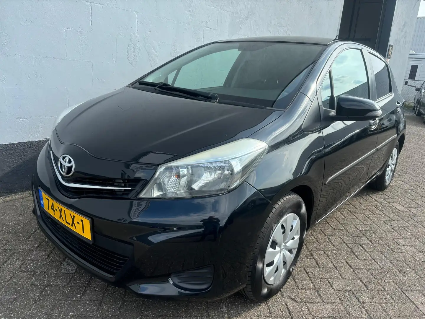 Toyota Yaris 1.0 VVT-i Aspiration - Navigatie Zwart - 1